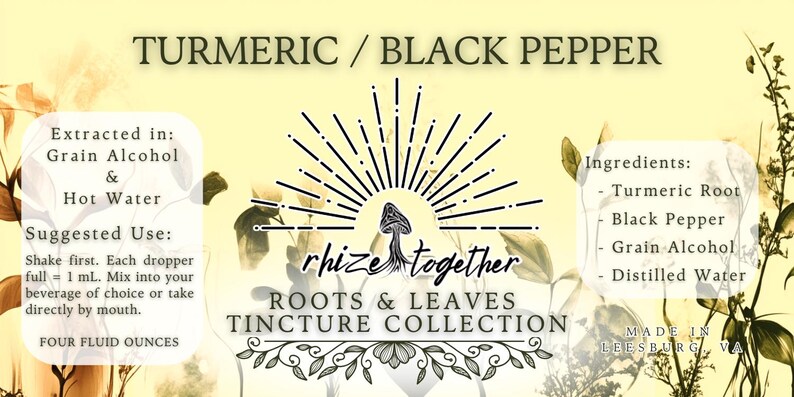 Op de afbeelding: Een tinctuurlabel met de tekst "Turmeric / Black Pepper" en "Rhize Together Roots & Leaves Tincture Collection." Het label bevat ingredi&euml;nten en gebruiksaanwijzingen. Het label is vier fluid ounces.