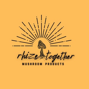 Op de afbeelding: Een logo op een gele achtergrond. Het toont een paddestoelontwerp met stralende lijnen erboven. De woorden "rhize together" zijn geschreven in een scriptlettertype, met "MUSHROOM PRODUCTS" eronder in een schreefloos lettertype.