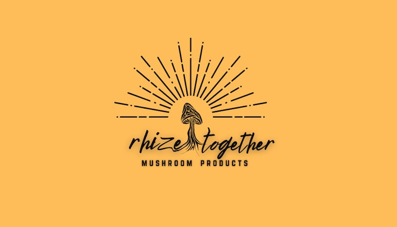 Op de afbeelding: Een logo op een gele achtergrond. Het toont een paddestoelontwerp met stralende lijnen erboven. De woorden "rhize together" zijn geschreven in een scriptlettertype, met "MUSHROOM PRODUCTS" eronder in een schreefloos lettertype.