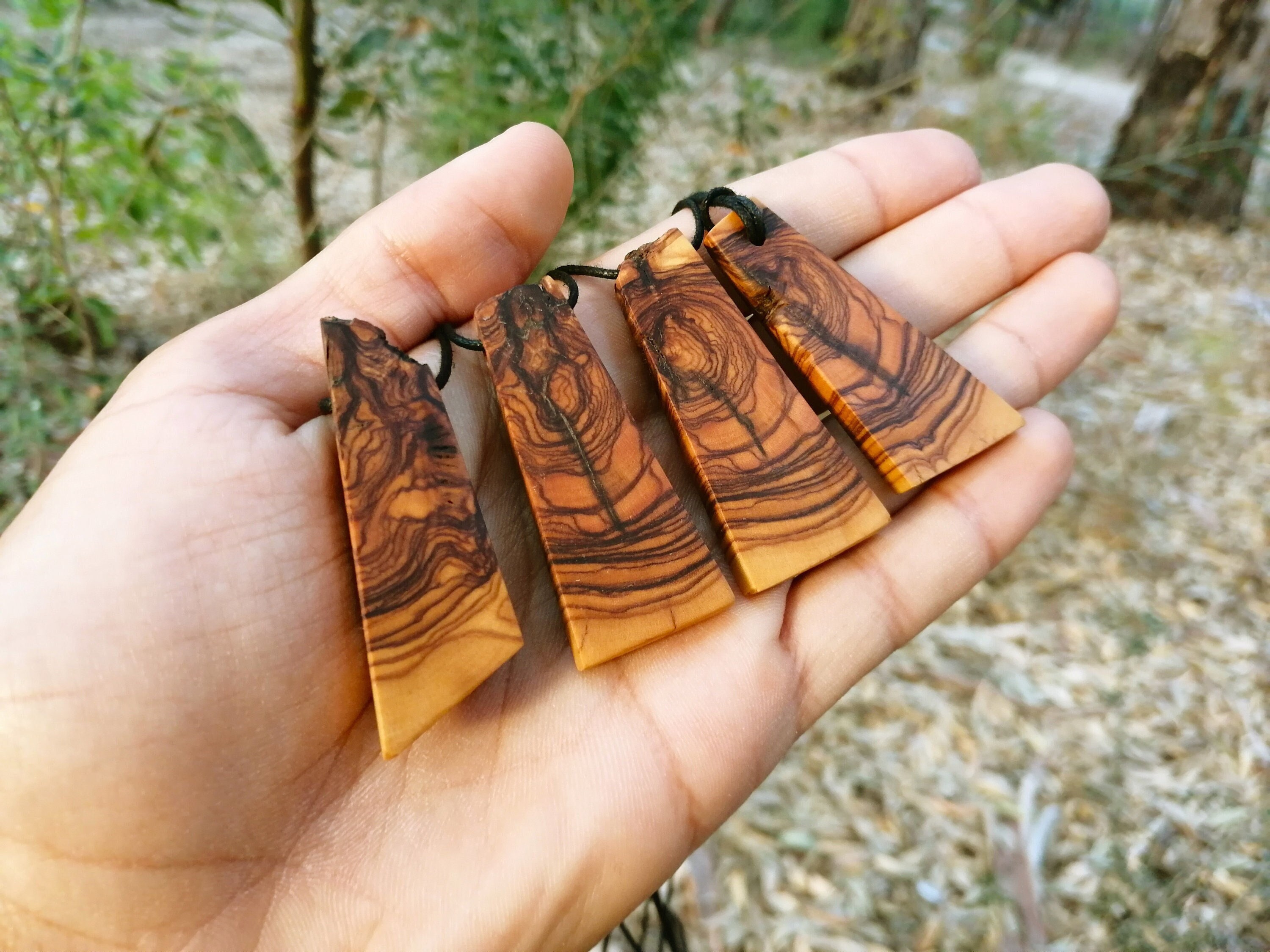 WOODISLAND - 2 Colliers Pendentifs séparable coeur en bois d'olivier tourné  à la main de façon artisanal sans produit chimique, cadeau fête des mères