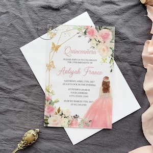 Convite Quinceanera Blush Floral com Borboletas, Convites Acrílicos para XV Anos/Sweet Sixteen Birthday {Visualização gratuita disponível}