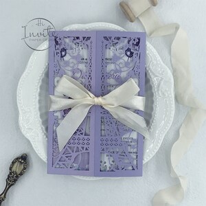 Violette Eiffeltoren romantische huwelijksuitnodiging Gate Fold Card Sweet Sixteen Quinceañera Snijden Laser Pocket met bedrukte insert en lint