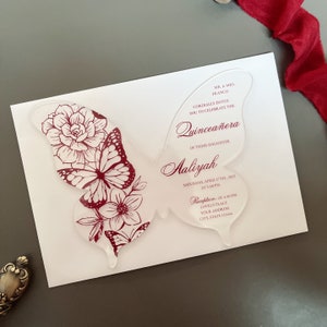 Invito Quinceañera con farfalla bordeaux in acrilico, invito acrilico Mis XV Anos, biglietto acrilico elegante farfalla {Anteprima gratuita disponibile}