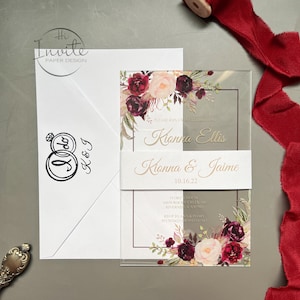 Bordeaux bloemen bruidsdouche acryl uitnodigen met buikband, gepersonaliseerde transparante uitnodigingen, elegante acrylkaart {gratis preview beschikbaar}