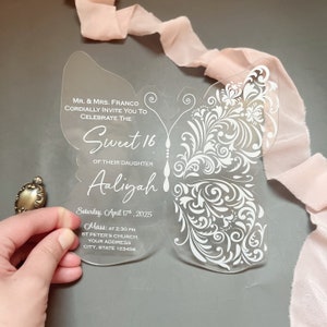 Convite de Quinceañera de borboleta acrílica, convite de acrílico Mis Quince, cartão de acrílico de borboleta elegante com envelope {visualização gratuita disponível}