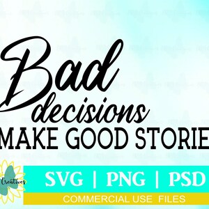 以下が含まれることがあります： 青い背景に黒い文字で「Bad decisions make good stories」と書かれています。テキストの下には、黄色のバナーがあり、黒い文字で「SVG | PNG | PSD」と「COMMERCIAL USE FILES」と書かれています。