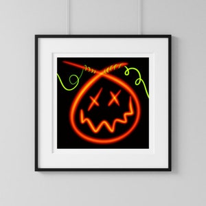 Peut inclure: Une impression encadrée en noir et blanc d'un visage de citrouille d'Halloween orange néon avec des lignes néon vertes pour la tige et les vignes.