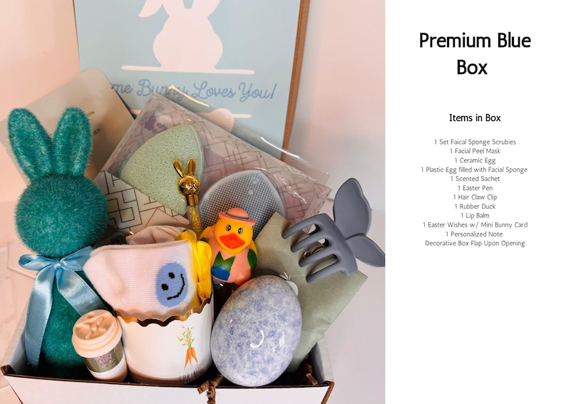 Pu&ograve; includere: Una Premium Blue Box piena di articoli a tema pasquale. Include un coniglietto verde acqua, un uovo di ceramica, una paperella di gomma, una molletta per capelli e una mini card coniglietto. La scatola &egrave; decorata con un'illustrazione di coniglietto.