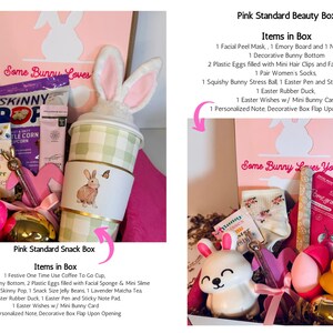 Pu&ograve; includere: Scatole regalo rosa a tema pasquale, con la scritta "Some Bunny Loves You!". Le scatole contengono vari oggetti, tra cui una tazza da caff&egrave; con orecchie da coniglio, una paperella di gomma e uova decorative.