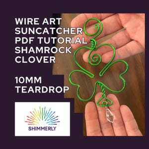Op de afbeelding: Een groene draadkunst klaverblad zonnevanger met een heldere druppelhanger. De afbeelding bevat de tekst "Wire Art Suncatcher PDF Tutorial Shamrock Clover 10mm Teardrop" en een logo van Shimmerly.