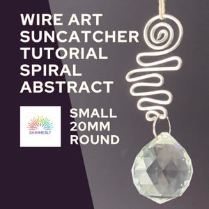 Op de afbeelding: Een zilveren draadkunst-zonnevanger met een spiraal- en abstract ontwerp, met een kleine, 20 mm ronde kristal. De afbeelding bevat de tekst "Wire Art Suncatcher Tutorial Spiral Abstract". Het logo van Shimmerly is ook zichtbaar.