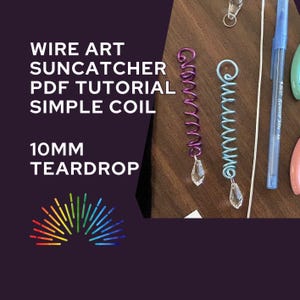 Op de afbeelding: Close-up van draadkunst zonnewevers met een PDF-tutorial. De zonnewevers zijn paars en blauw, met een druppelkristal aan de onderkant. De tekst op de afbeelding luidt "WIRE ART SUNCATCHER PDF TUTORIAL SIMPLE COIL 10MM TEARDROP."
