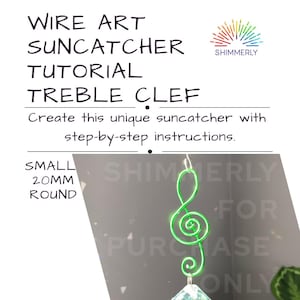 Op de afbeelding: Een groene draadkunst zonnevanger in de vorm van een G-sleutel, ongeveer 2 cm groot. De afbeelding bevat de tekst "WIRE ART SUNCATCHER TUTORIAL TREBLE CLEF" en "Create this unique suncatcher with step-by-step instructions."