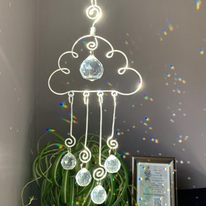 Puede incluir: Un letrero de madera rústico con el texto "Welcome to our home" en un estilo manuscrito. El letrero es rectangular, con un acabado envejecido y un diseño sencillo y acogedor. Adecuado para uso en interiores o exteriores.