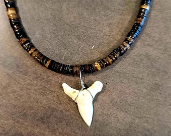 Collier hawaïen tropical noir en forme de dent de requin avec coquillage et coquillage