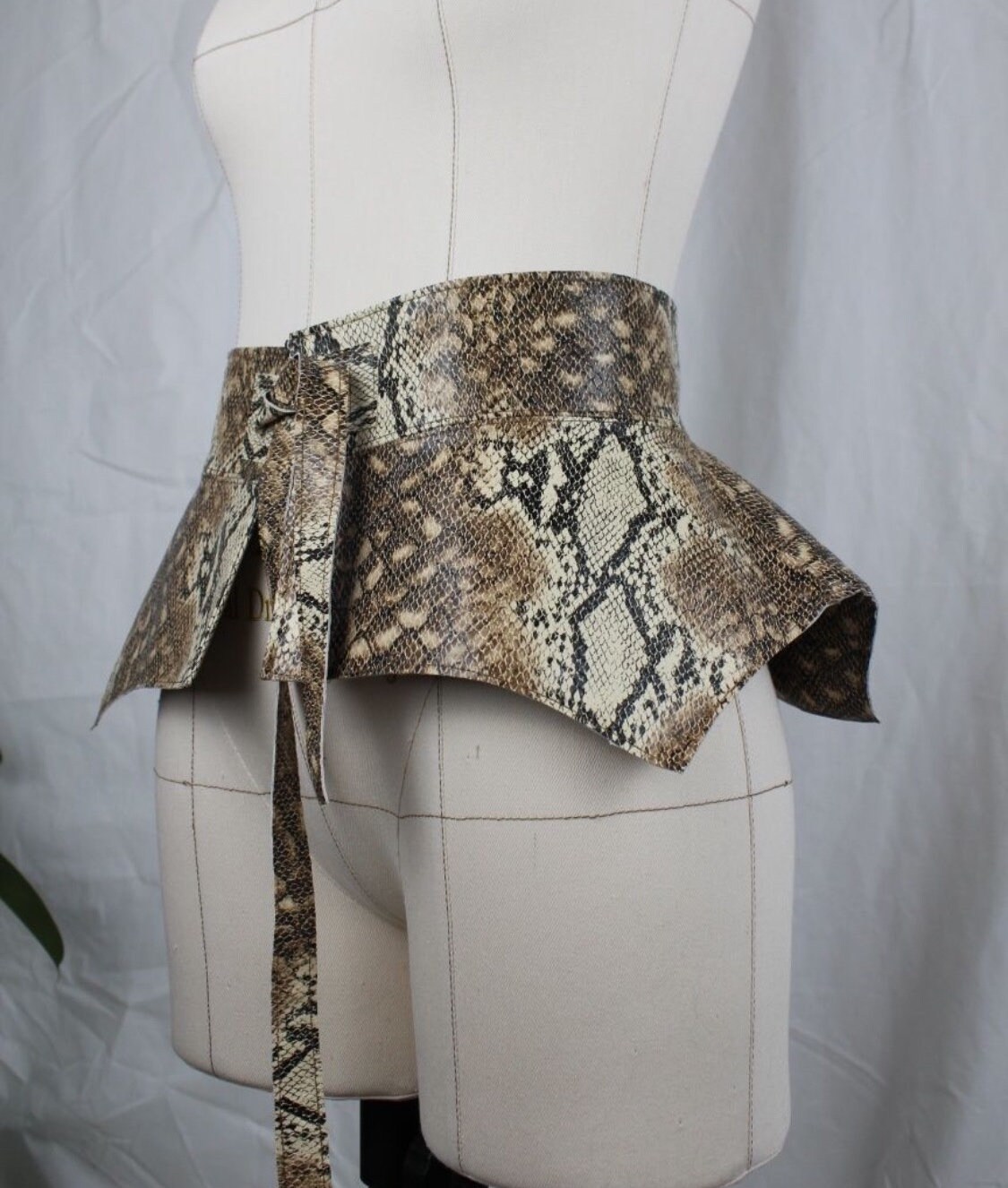 Reversible Faux Leather Peplum Belt Skirt - Corset Wrap Obi  display picture 1