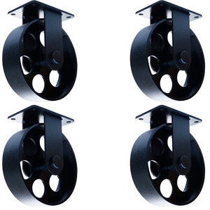 Könnte beinhalten: Vier schwarze Gusseisenrollen mit einem Vintage-Industriedesign. Jede Rolle hat ein Rad mit fünf kreisförmigen Aussparungen und eine Montageplatte mit vier Löchern. Ideal für Möbel.