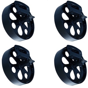 Könnte beinhalten: Vier schwarze Metallräder mit einem dekorativen Design. Jedes Rad hat ein kleines Metallstück an der Seite.