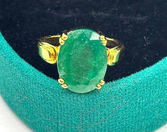Anillo de cóctel de oro de 14k hecho a mano con esmeralda ovalada de 7 quilates.