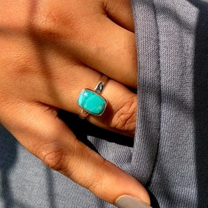Anillo de turquesa en plata de ley: joyería artesanal con estilo del suroeste.