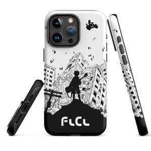 Puede incluir: Una funda blanca para iPhone con una ilustración en blanco y negro de un personaje de la serie de anime FLCL. El personaje está de pie frente a un edificio con el texto "FLCL" impreso en la parte inferior de la funda.