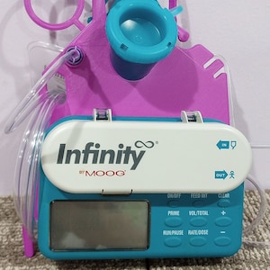 Tubie hang™ g-チューブ給餌ポンプハンガーはenfit™キャップと併用できます