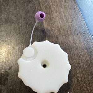 Cap that work with an Enfit™ Syringe and fit the Squeasy™ bottles