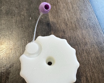 Cap that work with an Enfit™ Syringe and fit the Squeasy™ bottles