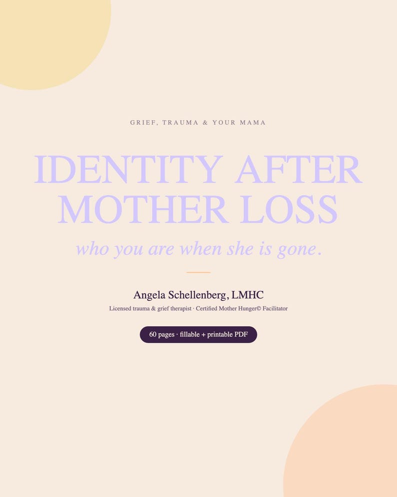 Peut inclure: Une couverture de document num&eacute;rique avec un fond beige clair et des cercles p&ecirc;che doux. Le texte indique : GRIEF, TRAUMA & YOUR MAMA, IDENTITY AFTER MOTHER LOSS, who you are when she is gone, Angela Schellenberg, LMHC, 60 pages fillable + printable PDF.