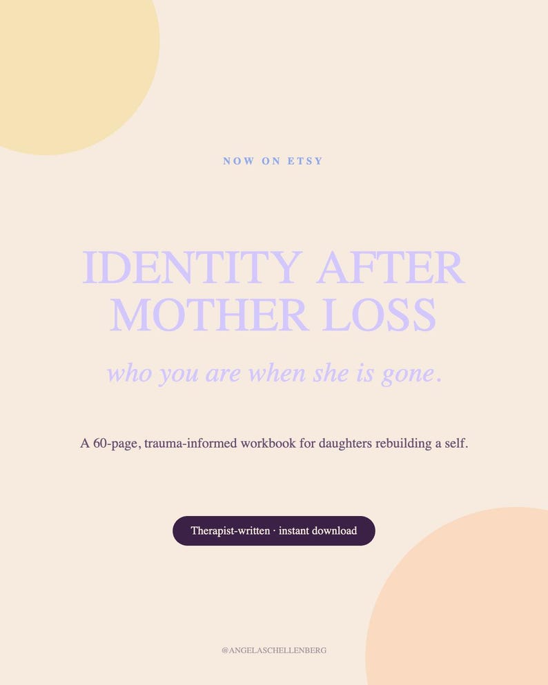 Peut inclure: Un cahier d'exercices de 60 pages intitul&eacute; IDENTITY AFTER MOTHER LOSS : who you are when she is gone. Le document beige pr&eacute;sente du texte violet clair, un bouton violet fonc&eacute; avec Therapist-written instant download et le compte @ANGELASCHELLENBERG.