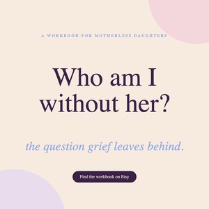 Peut inclure: Une couverture de cahier d'exercices intitul&eacute;e Who am I without her? the question grief leaves behind. A workbook for motherless daughters. Le design pr&eacute;sente un texte violet fonc&eacute; sur fond beige clair avec des accents circulaires rose et lavande.