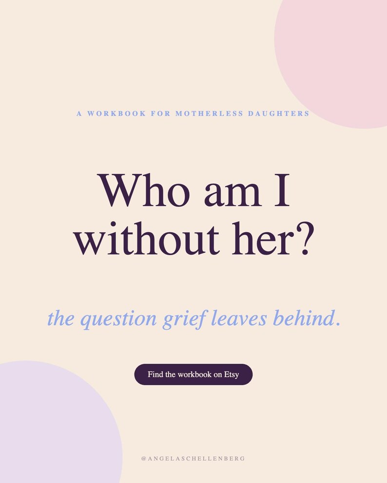 Peut inclure: Une couverture de cahier d'exercices intitul&eacute;e Who am I without her? the question grief leaves behind. A workbook for motherless daughters. Le design pr&eacute;sente un texte violet fonc&eacute; sur fond beige clair avec des accents circulaires rose et lavande.