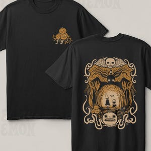 Puede incluir: Camisetas negras con diseños de Halloween. Una camiseta presenta un pequeño personaje de calabaza, la otra muestra una detallada escena de bosque con figuras, calaveras y una criatura. Perfectas para la temporada de miedo.