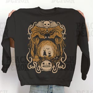 Sudadera con cuello redondo estilo vintage sobre la pared del jardín