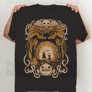 T-shirt stile vintage sopra il muro del giardino