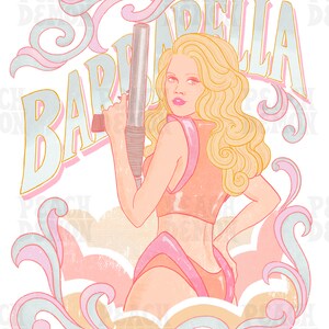 K&ouml;nnte beinhalten: Eine Illustration im Retro-Stil einer Frau mit blonden Haaren, die eine futuristisch aussehende Waffe h&auml;lt. Der Hintergrund zeigt ein stilisiertes pinkfarbenes und blaues Design mit dem Wort "Barbarella" in einer Vintage-Schrift.