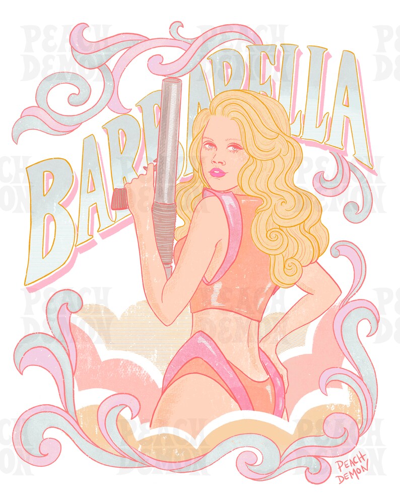 K&ouml;nnte beinhalten: Eine Illustration im Retro-Stil einer Frau mit blonden Haaren, die eine futuristisch aussehende Waffe h&auml;lt. Der Hintergrund zeigt ein stilisiertes pinkfarbenes und blaues Design mit dem Wort "Barbarella" in einer Vintage-Schrift.