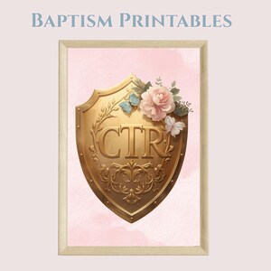 Może przedstawiać: Oprawiony wydruk chrztu z tekstem "BAPTISM PRINTABLES" u góry. Grafika przedstawia złotą tarczę z literami "CTR" i motywami kwiatowymi na różowym tle akwarelowym.