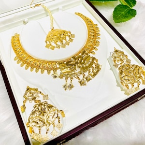 Punjabi traditional Statement Gold jewelry/jadau Morni Necklace Earrings Tikka Set/Pippal Patti Jewelry/Indian Kundan Jewelry Patra jewelry