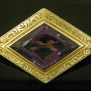 Late Victorian Amethyst Brooch with Finely Chased Border created in 14kt Gold circa 1900