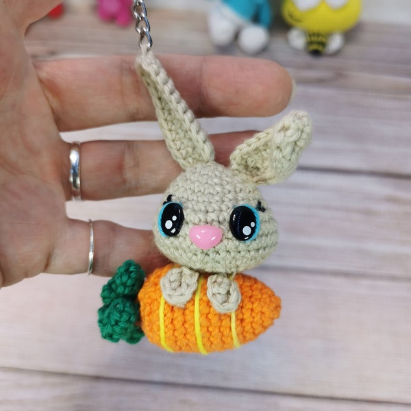 Lapin et sa carotte porte-clé , amigurumi kawaii fait main au crochet