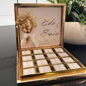 Caja de bombones dorada con ramo para compromisos, bodas, cumpleaños, bautizos o fiestas.