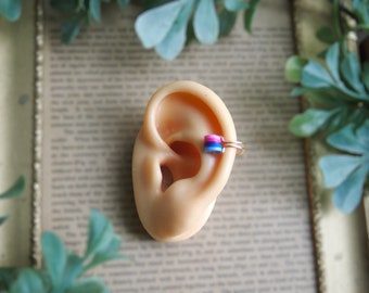 Pendiente de oreja con la bandera omnisexual / pendiente de oreja, no requiere perforación, trepador de oreja, piercing falso de cartílago del orgullo
