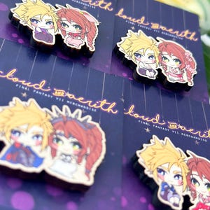 以下が含まれることがあります： ファイナルファンタジーVIIの漫画のキャラクターをフィーチャーした木製ピン。各ピンは、チビスタイルの男性と女性のキャラクターを描いています。ピンは、テキスト「cloud and aerith FINAL FANTASY VII MERCHANDISE」が付いた紫色のカードにあります。