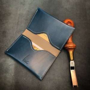 Minimalistischer Kartenhalter - 2 Taschen - Italienisches Vollkorn Vegtan Walpier Buttero Leder - Handgestickt - Made in France
