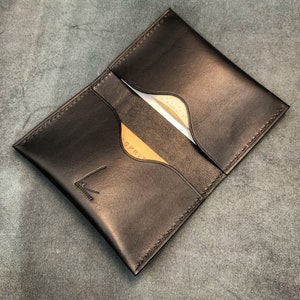 Minimalistischer Kartenhalter - 2 Taschen - Italienisches Vollkorn Vegtan Walpier Buttero Leder - Handgestickt - Made in France