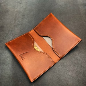 Minimalistischer Kartenhalter - 2 Taschen - Italienisches Vollkorn Vegtan Walpier Buttero Leder - Handgestickt - Made in France