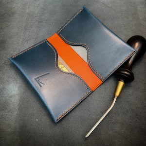 Minimalistischer Kartenhalter - 2 Taschen - Italienisches Vollkorn Vegtan Walpier Buttero Leder - Handgestickt - Made in France