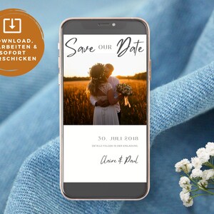 Op de afbeelding: Een digitale save the date-kaart met een foto van een stel in een veld bij zonsondergang. De tekst luidt "Save Our Date" en "30. Juli 2018". De namen van het stel zijn vermeld als "Claire & Paul".