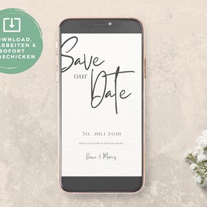 Könnte beinhalten: Eine weiße Save-the-Date-Karte mit schwarzer Kalligrafie, auf der "Save our Date" und das Datum "30. Juli 2018" steht. Die Karte wird auf einem Smartphone-Bildschirm angezeigt.